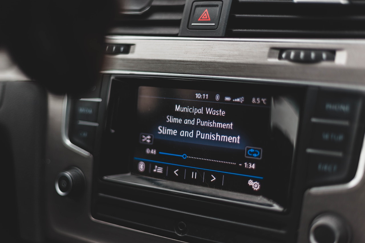 Car radio with touchscreen